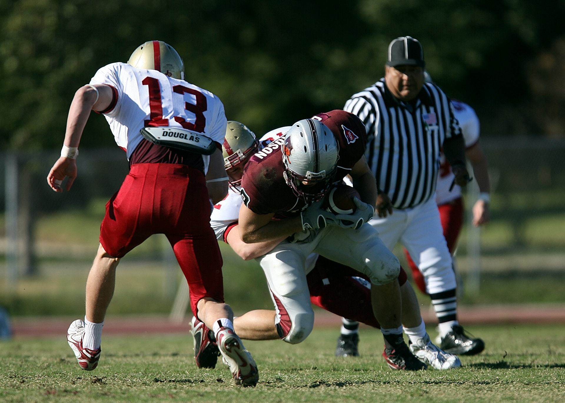 Mind your position to choose suitable shoulder pads