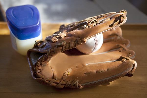 how to oil a baseball glove 4